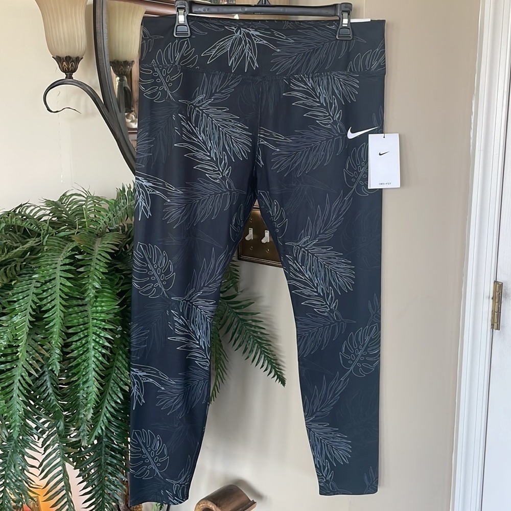 Brand New Nike One Luxe Black Palm Print Tropical Dri-Fit 7/8 Mid-Rise Leggings